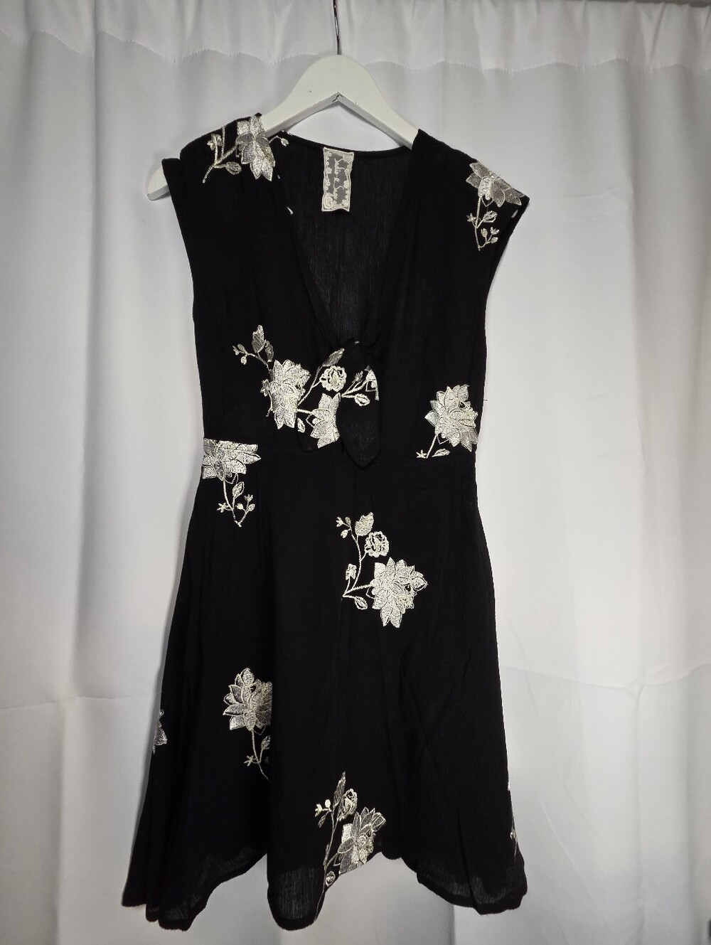 Sadie & Sage Black Floral Embroidered Sleeveless Mini Dress Size XS
